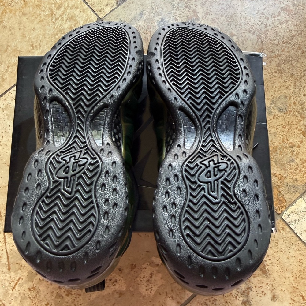 Men’s Nike Legion Green/Black Foamposite - Picture 4 of 7